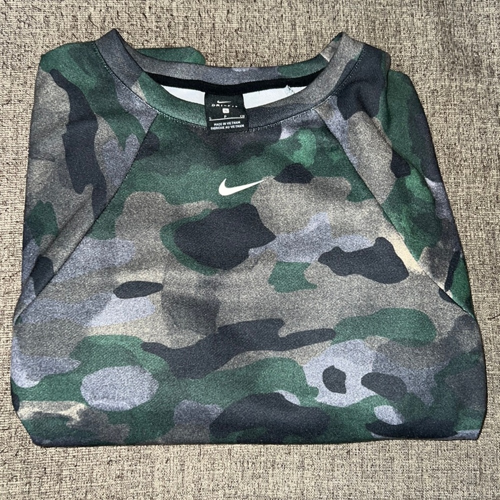 Barely worn! Cute cropped Nike long sleeve/sweater.